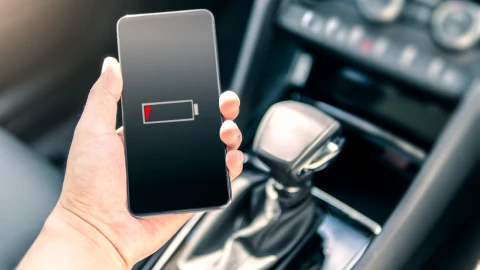 ¿Cuáles son las consecuencias de cargar tu celular en el enchufe del carro?