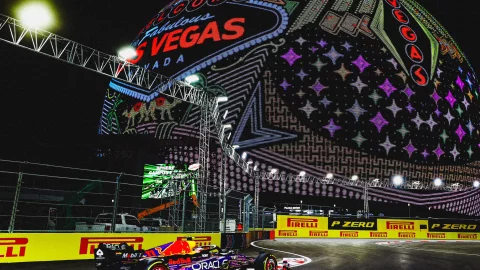 Checo Pérez en la calificación del GP Las Vegas cuestionó a su equipo de Red Bull