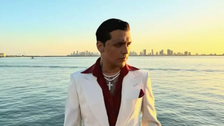 Acusan a Christian Nodal de abusar del photoshop en sus fotos tras aparición en vivo