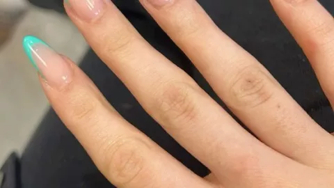 8 diseños de uñas azul turquesa que son perfectas para esta primavera