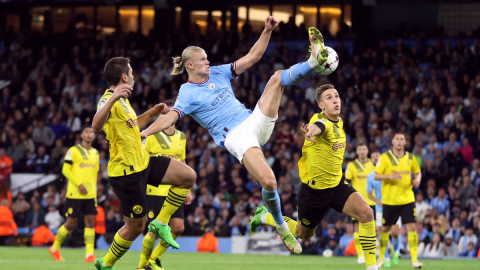 Erling Haaland anota el gol ante el Borussia Dortmund