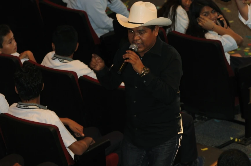 Catarino conviviendo con los jóvenes