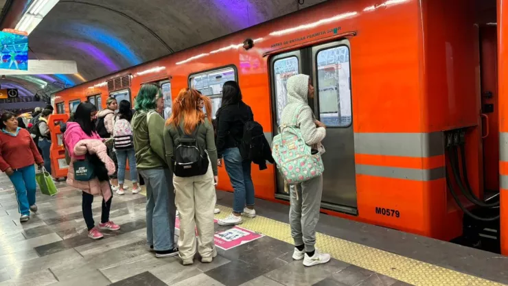 personas esperando el Metro CDMX