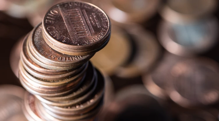 Una montaña de monedas de un centavo de dólar