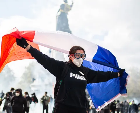 francia_protestas_desmanes_mujer_bandera