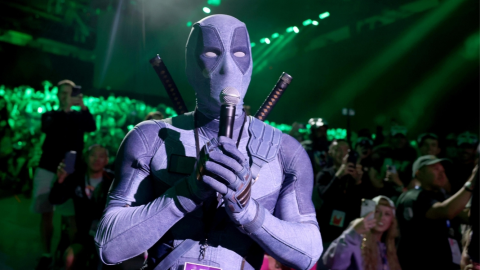 Ryan Reynolds aparece como Deadpool en la Comic-Con y pide un papel en Avengers Doomsday