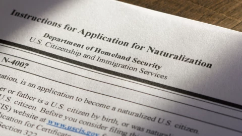 Un formulario del USCIS para aplicar a la naturalización