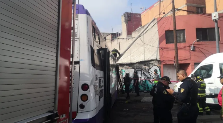 Fuerte accidente en CDMX: Tráiler choca con camión de pasajeros lleno de estudiantes