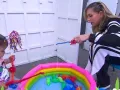 Algunos de nuestros pequeños invitados se divirtieron con los juegos que les preparamos. Jimena intentó atrapar uno de los peces de juguete. | Fotos: INSTAGRAM / @vengalaalegria