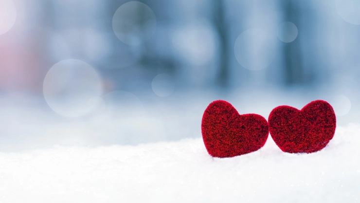 Dos corazones rojos entre la nieve