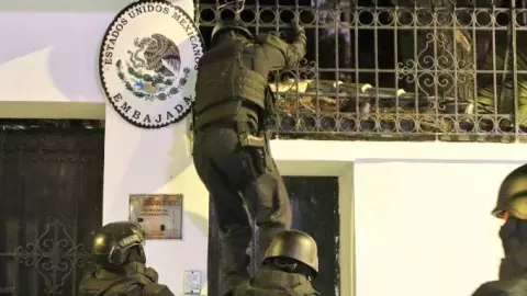 Militares irrumpen Embajada de México en Ecuador; AMLO ordena suspender relaciones diplomáticas.