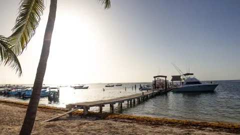 Puerto Morelos, en Quintana Roo, ofrece playas tranquilas, arrecifes únicos y un ambiente relajado.