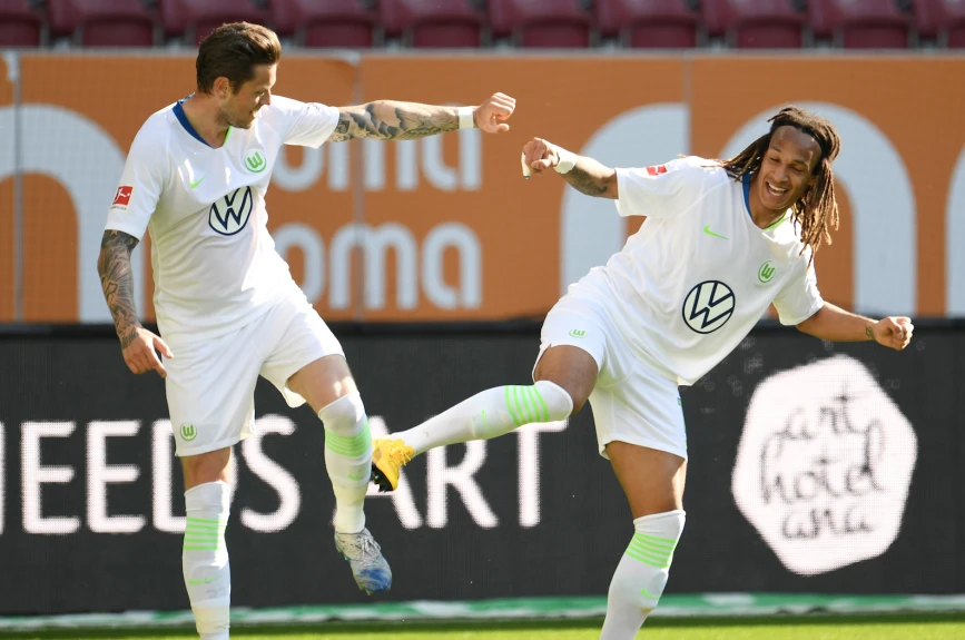 Daniel Ginczek y Kevin Mbabu y su nueva forma de festejar.