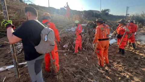 topos-azteca-buscan-menores-desaparecidos-inundaciones-valencia-video