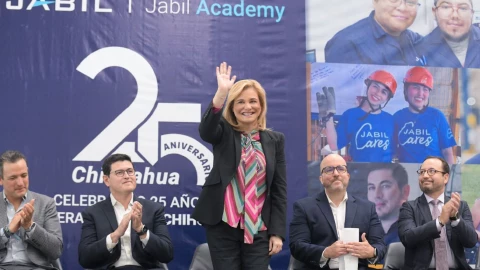 La Gobernadora en la ceremonia de celebración por los 25 años de Jabil en Chihuahua