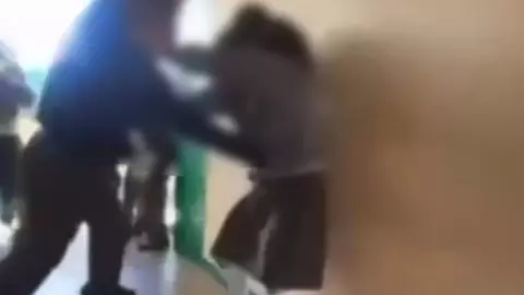 ¡Indignación! Alumna sufre brutal golpiza de su compañero en plena secundaria (+Video)