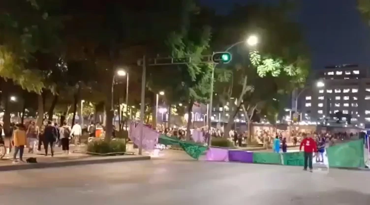 marcha-25N-CDMX-bloqueos-manifestaciones-calles-cerradas-hoy.webp