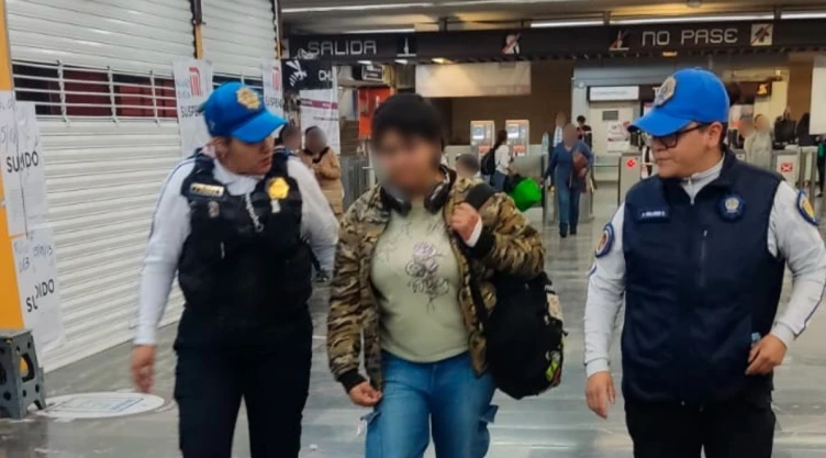 Mujer entra en crisis y baja a las vías de la Línea 9 del Metro CDMX