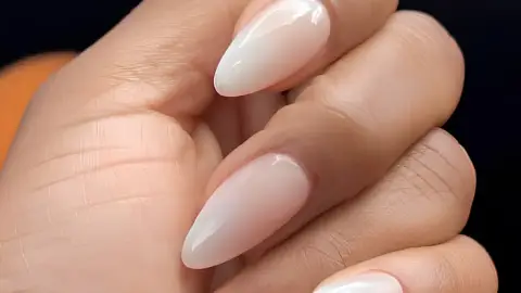 Nail art ombré con Cloud Dancer