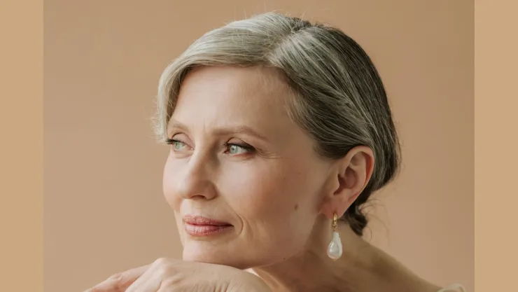 Cómo maquillar los pómulos para levantar y rejuvenecer el rostro después de los 50