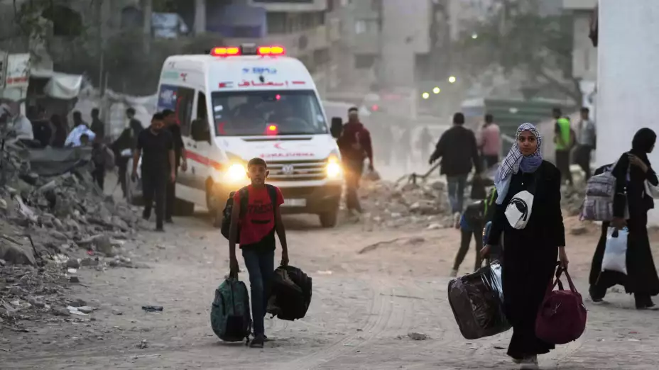 Palestinos se retiran de un hospital por orden del ejército israelí en Ciudad de Gaza.