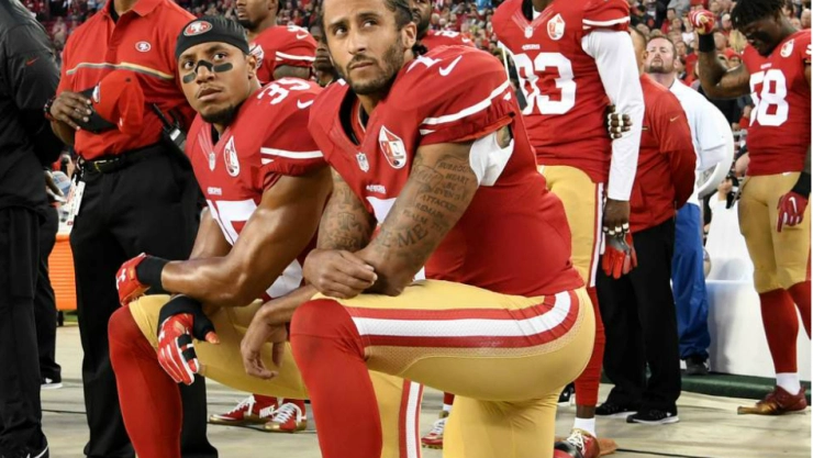 Kaepernick fue el primer jugador de futbol americano en protestar contra el racismo durante la interpretación del himno nacional en los partidos de la NFL / Foto: Especial