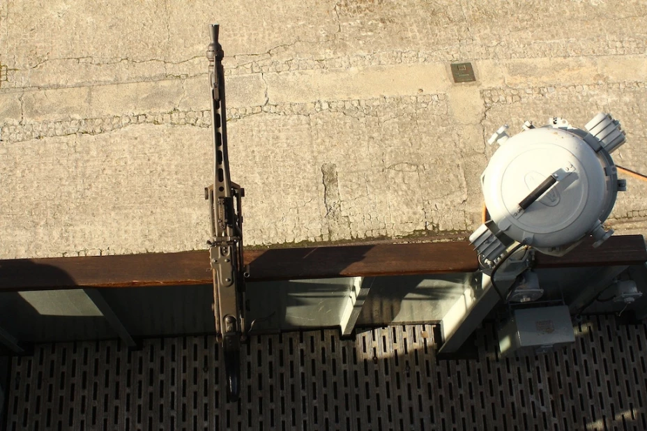 Niña dispara con ametralladora