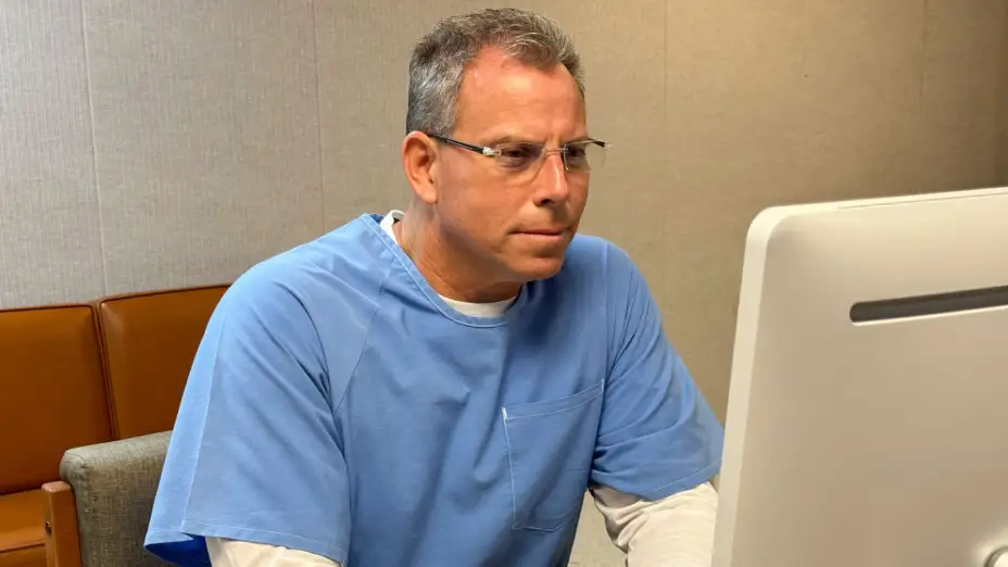 Erik Menendez comparece en videollamada el 21 de agosto de 2025.