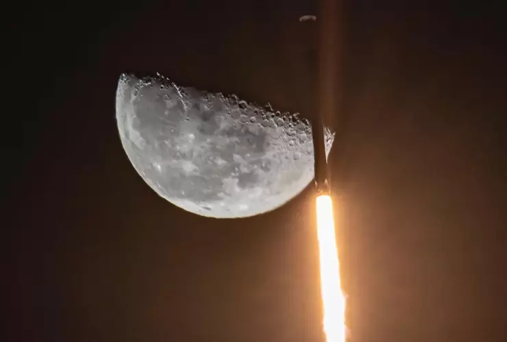 Cohete de SpaceX y Luna.jpg