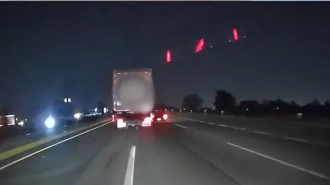 VIDEO: Captan momento en que tráiler embistió a vehículo sobre la autopista México-Puebla; conductor huyó