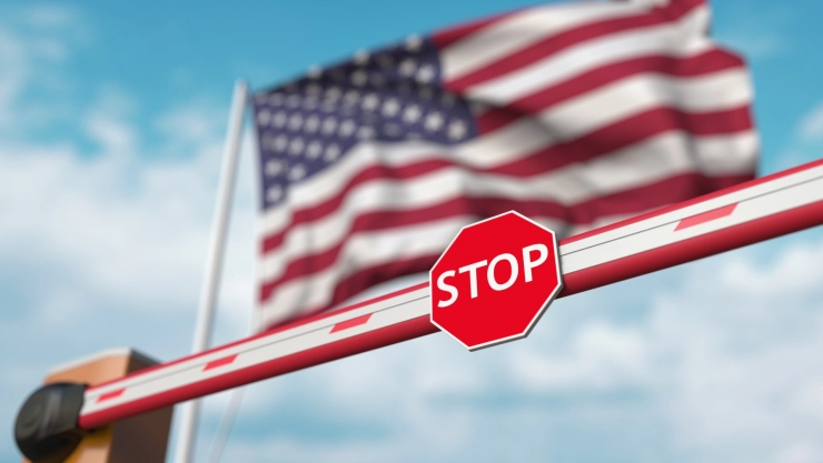 Una bandera estadounidense frente a una señal de Stop.