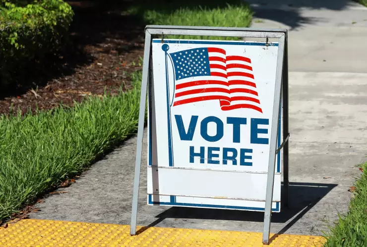 Letrero de “Vote aquí" de las elecciones presidenciales de EU