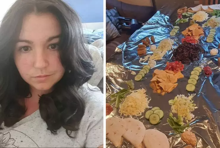 mujer coloca aluminio en su mesa para evitar lavar trastes al finalizar la cena.jpg