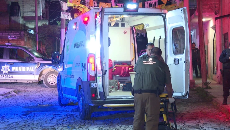 Paramédicos atienden a mujer apuñalada en Zapopan, Jalisco, el 22 de julio de 2025.