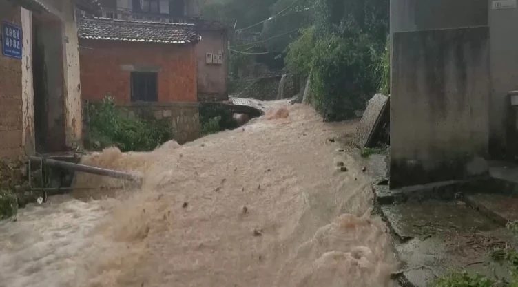 Inundaciones en China provocan derrumbes, desalojos y devastación.