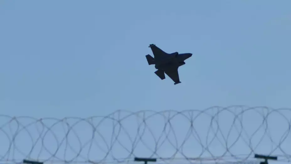 Un avión caza sobre la base aérea RAF Akrotiri, Reino Unido.