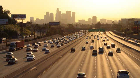 Decenas de autos circulando por carretera de California