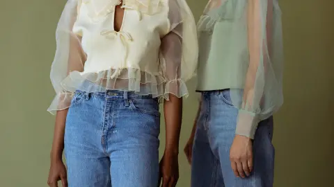 Blusas largas de los 2000 que llevaremos con faldas boho en verano 2025