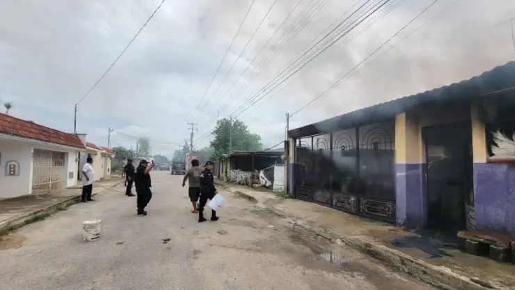 Fuerte INCENDIO consume taller en Umán, reportan severos daños