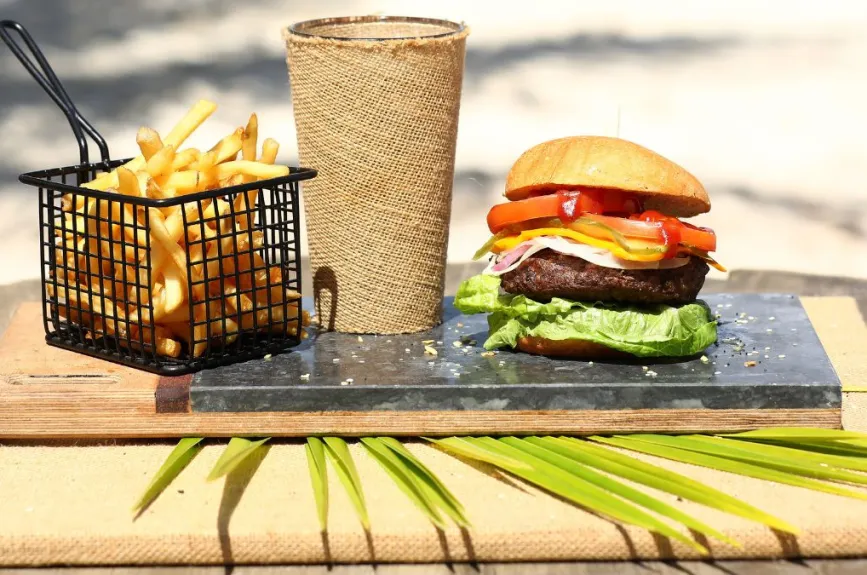 Hamburguesa, papas y refresco para cada integrante de la tribu.