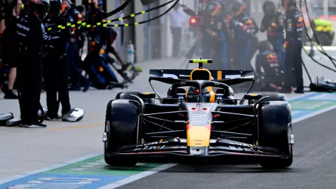 Checo Pérez en los pits