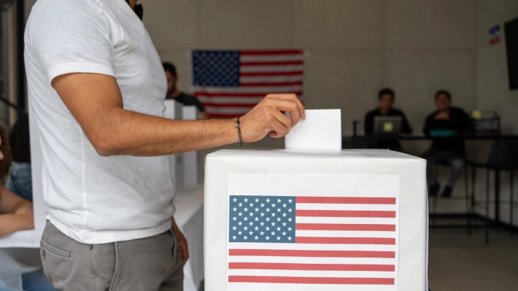 Un hombre vota en las urnas electorales.