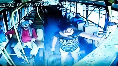 mujer ataca chofer cubrebocas