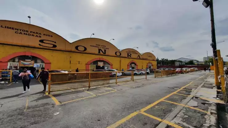 Policías retiran a comerciantes del Mercado Sonora: vendían productos para el 14 de febrero