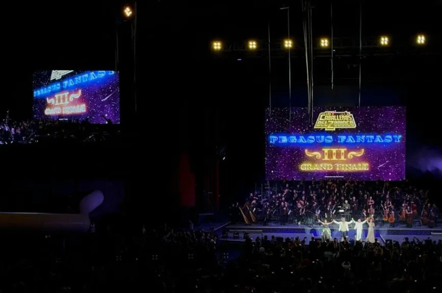 El cosmos parecía vibrar en el auditorio mientras las notas llenaban el aire, creando una atmósfera mística que transportó a los asistentes directamente al corazón de Los Caballeros del Zodiaco.