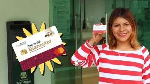 adolescente mostrando su tarjeta del Bienestar correspondiente a la Beca Benito Juárez