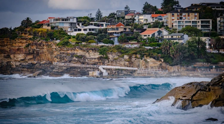Olas Rompiendo Contra Los Acantilados De Sídney en Australia.