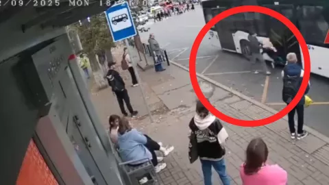 niño arrastrado autobús video