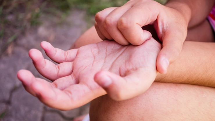 ¿Qué mano es la que pica cuando está por llegar el dinero?