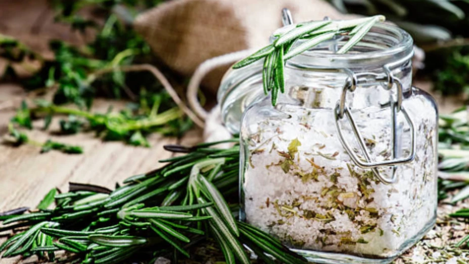 Por qué es bueno tener un frasco con romero y sal en casa